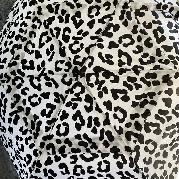 Windpro inversion resistant auto open & close umbrella snow leopard NWT - Picture 1 of 5